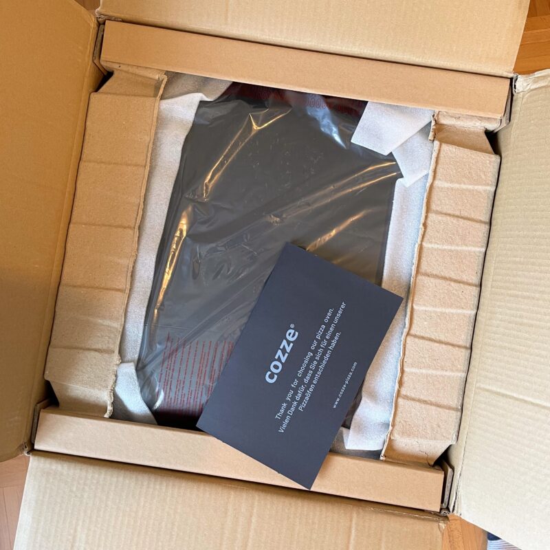 Cozze 13 Elektro im geöffneten Karton mit Schutzverpackung beim Auspacken; externe Beispielaufnahme