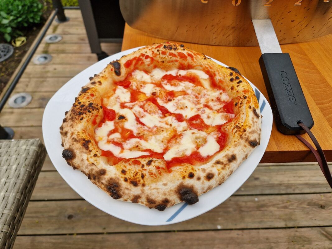 Frisch gebackene Pizza auf einem Teller beim ersten Test mit dem Cozze 17 Rotate; externe Beispielaufnahme